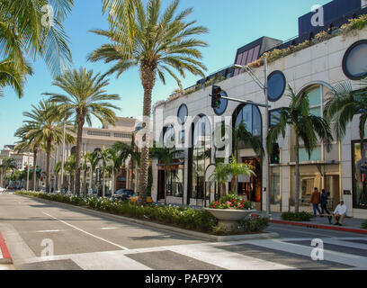 Weitwinkelaufnahme Designer Läden und Palmen am Rodeo Drive, Beverly Hills, Los Angeles Stockfoto