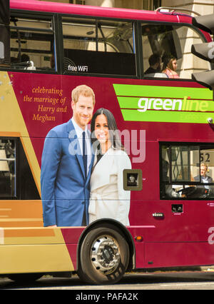 Großes Bild des Herzogs und der Herzogin von Sussex vor Ihrer Hochzeit an der Seite eines Doppeldecker Bus in London Stockfoto