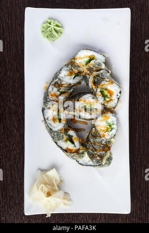 Sushi Rollen mit Avocado auf hölzernen Tisch. Von der Seite. Stockfoto