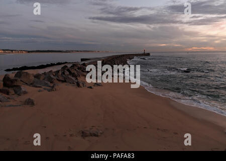 Ave River Mouth bei Dämmerung, fast Nacht, mit interessanten bunten bewölkten Himmel. Vila do Conde, nördlich von Portugal. Stockfoto