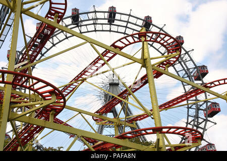 Achterbahn und große Riesenrad im Prater, Wien, Österreich Stockfoto