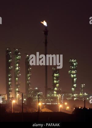 Teil einer großen Ölraffinerie bei Nacht Stockfoto