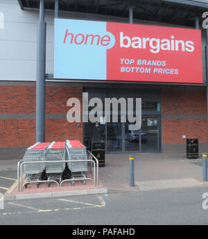 Das Home-Schnäppchen-Geschäft im Strauch Hill Retail Park in Talow Hill, Worcester, in dem ein dreijähriger Junge in einem Kinderwagen eine ätzende Substanz über ihn geworfen oder gesprüht hatte. Stockfoto