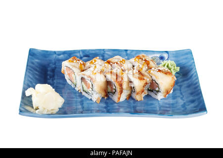 Sushi mit Lachs, geräucherter Aal (unagi). Auf weiß mit Freistellungspfad isoliert Stockfoto