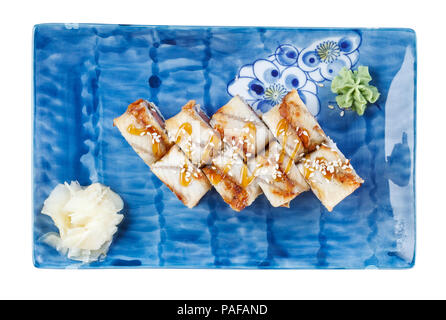 Sushi Brötchen mit Lachs, geräucherter Aal (unagi). Auf weiß mit Freistellungspfad isoliert Stockfoto