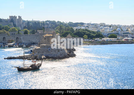 Luftbild Altstadt (Zitadelle) und neue Stadt Teil von Rhodos, Dodekanes, Griechenland Stockfoto