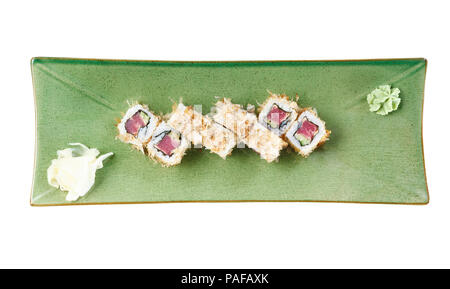 Sushi Rollen mit Thunfisch und fliegende Fische roe auf einem Teller mit Wasabi und Ingwer. Ansicht von oben. Auf weissem Hintergrund. Beschneidungspfad gehören. Stockfoto