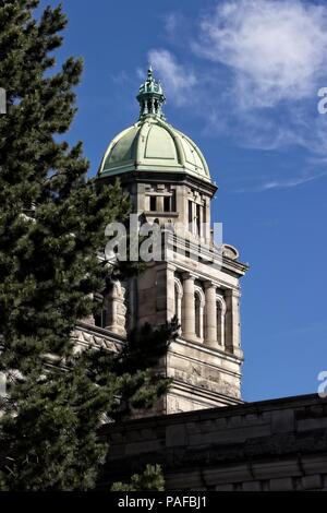 Government Building-Victoria, BC; Ein Teil des legislativen Gebäudes in Victoria, British Columbia, teilweise von einem Baum versteckt. Stockfoto