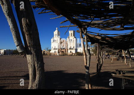 Eine einfachere Zeit: Wunderschön renovierte San Xavier Mission, Tucson, Arizona. Geeignet für die Gestaltung und Anzeige in Hotel/Motel Zimmer und Reisebüros. Stockfoto