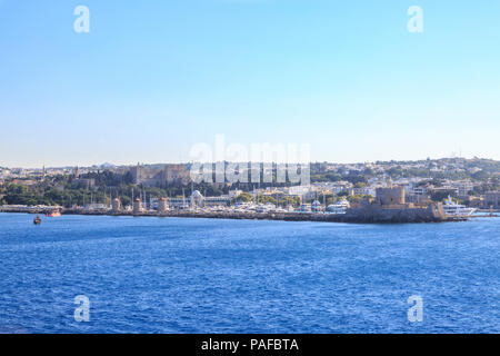 Windmühlen und St Nicholas Turm und Leuchtturm im Hafen Mandraki in Rhodos, Dodekanes, Griechenland Stockfoto