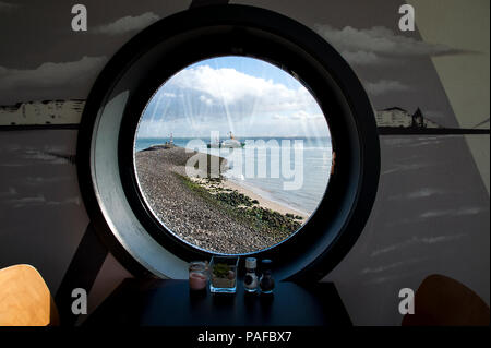 Rundes Fenster im Restaurant. Speicherplatz kopieren. Stockfoto