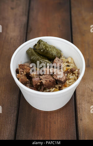 Soft Focus Foto von dolma und gebratenem Fleisch vom Teller nehmen Stockfoto