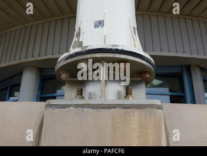 Edelstahl Montageplatte auf Beton mit Edelstahl feste Anker Schrauben, die vertikale Achse Windkraftanlage Cleveleys Lancashire, Großbritannien Stockfoto