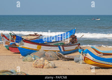 Teil der lokalen Fischereiflotte am Strand von Mamallapuram in Tamil Nadu, Indien. Die wichtigsten Fang in der Bucht von Bengalen Küstenfischerei berücksichtigt wird Garnelen Stockfoto