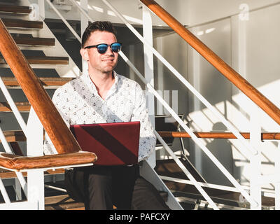 Stilvolle, attraktiven Mann mit Laptop Stockfoto