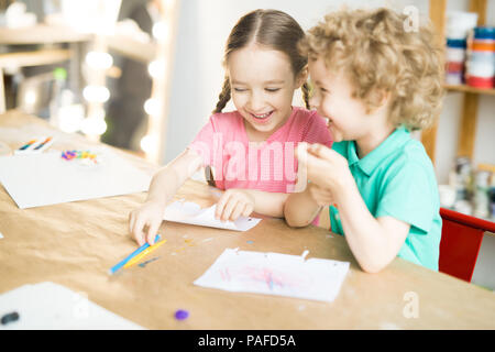 Kinder gemeinsam Spaß haben Stockfoto