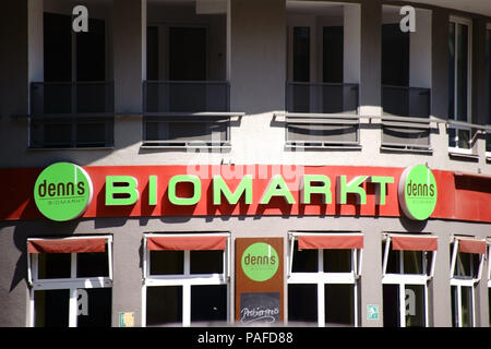 Berlin, Deutschland - 14. Juli 2018: Das Zeichen der Bio-markt Denns über dem Eingang von einem lebensmittelmarkt am 14. Juli 2018 in Berlin. Stockfoto