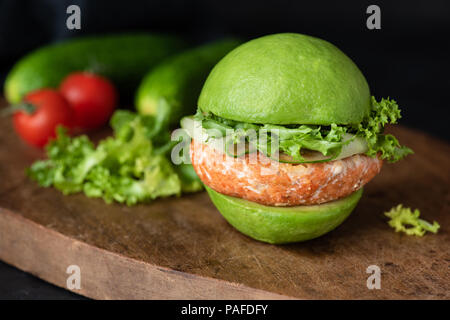 Vegan avocado Burger mit Karotte Linse pattie auf Holz. Detailansicht, selektiver Fokus Stockfoto