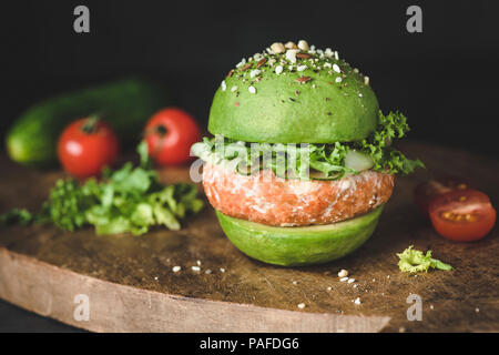Vegan avocado Burger mit Linsen pattie auf Holz Schneidebrett, Detailansicht. Gesunde Burger Stockfoto