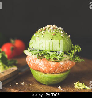 Avocado Burger, vegane oder vegetarische Burger mit Linsen Pastetchen. Detailansicht, getönten Bild Stockfoto