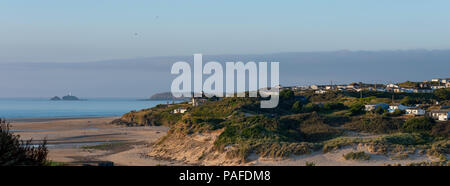 Panoramablick in Richtung Godrevy Leuchtturm über Gwithian Towans Sands und die Stockfoto