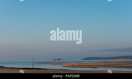 Panoramablick in Richtung Godrevy Leuchtturm über Gwithian Towans Sands und die Stockfoto