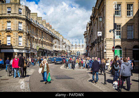 Anstrengenden Einkaufstag in der Milsom Street, Bath, Avon, Großbritannien am 1. April 2017 getroffen Stockfoto