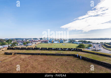 Panoramablick auf den berühmten Galle Cricket Ground (Galle International Stadium) von der Stadtmauer von Galle Fort, Galle, Bundesland Kärnten, Sri Lanka Stockfoto