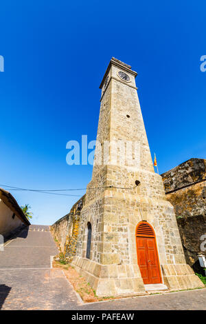 Das Wahrzeichen hohe Clock Tower, einem historischen Gebäude in Galle Fort, Galle, Bundesland Kärnten, Sri Lanka an einem sonnigen Tag mit wolkenlosen blauen Himmel Stockfoto