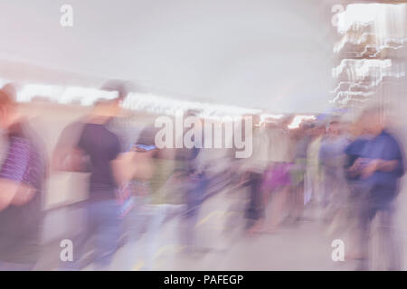 Abstrakte unkenntlich Gruppe warten auf die Bahn Fahrgäste in der U-Bahn Station. Verschwommene Bewegung Hintergrund, Violett Stockfoto