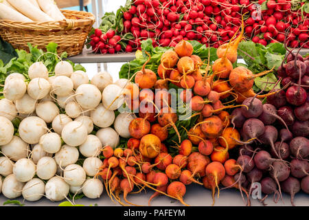 Händler verkaufen frisches Gemüse, produzieren und andere Einzelteile zu einem saisonalen Farmers Market in kleinen Bergstadt Salida, Colorado, USA Stockfoto