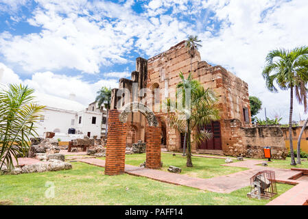 Blick auf die Ruinen der Krankenhaus St. Nikolaus von Bari, Santo Domingo, Dominikanische Republik. Kopieren Sie Platz für Text Stockfoto