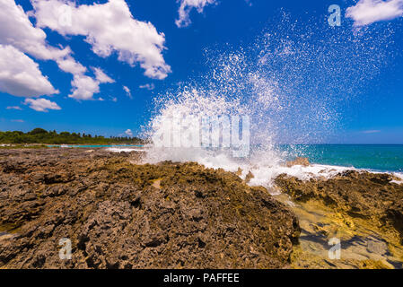 Spritzwasser - kristallklares Meer Wasser schlagen gegen die Felsen. In Bayahibe, La Altagracia, Dominikanische Republik. Kopieren Sie Platz für Text Stockfoto