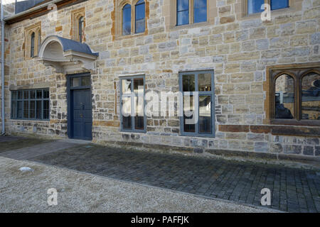 Schloss aus dem 17. Jahrhundert Haus, denkmalgeschützten Haus shell Kapuze zu den Eingang im Innenhof der Burg, Taunton, Somerset aufgeführt Stockfoto