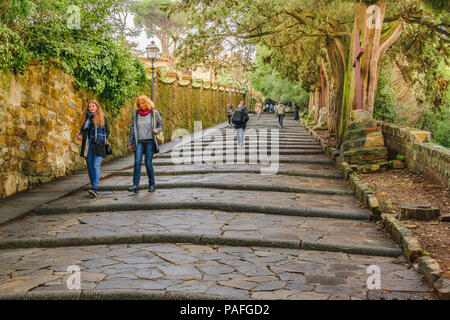 Florenz, Italien, Januar - 2018 - Menschen klettern steinerne Treppen im Giardino delle gemusterten Rose, Florenz, Italien Stockfoto