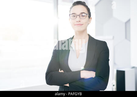 Zuversichtlich Geschäftsfrau posiert in Office Stockfoto