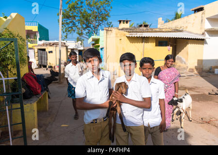 PUTTAPARTHI, Andhra Pradesh - Indien - November 09, 2016: Indian School Alter jungen Uniform gekleidet sind an die Straße stellen, Außenpool Stockfoto