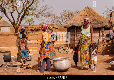 ACCRA, GHANA - 6. MÄRZ 2012: Unbekannter ghanaische Volk über etwas, das in der Nähe von ihrem Haus in der Straße in Ghana sprechen. Menschen in Ghana Leiden von pov Stockfoto