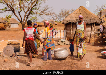 ACCRA, GHANA - 6. MÄRZ 2012: Unbekannter ghanaische Volk über etwas, das in der Nähe von ihrem Haus in der Straße in Ghana sprechen. Menschen in Ghana Leiden von pov Stockfoto