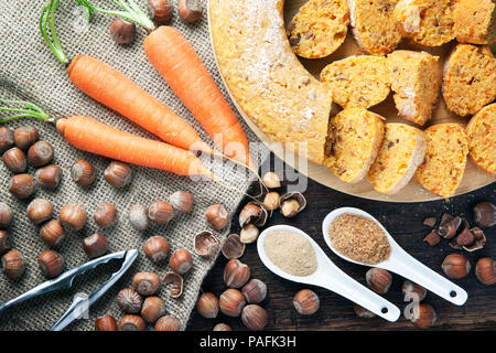 Vegan Karottenkuchen mit braunem Zucker und Ingwer Nüsse. Stockfoto