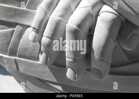 Florenz, Italien, 23. Mai 2011: hand Nahaufnahme von "In-Cinta" Arbeiten der Künstlerin Rabarama. Ausstellung in der Open Air in Florenz. Stockfoto