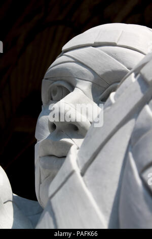 Florenz, Italien, 23. Mai 2011: Gesicht Detail Nahaufnahme der â € oe In-Cinta â € Arbeiten der Künstlerin Rabarama. Ausstellung in der Open Air in Florenz. Stockfoto