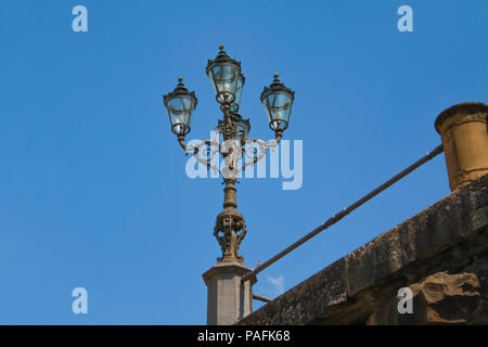 Alte Laterne in Florenz gegen einen klaren blauen Himmel Stockfoto