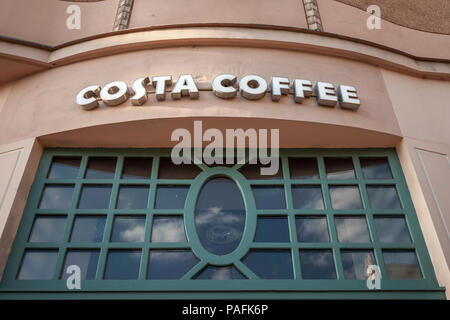 SZEGED, UNGARN - Juli 3, 2018: Costa Coffee Logo auf Ihren Shop und Café in Szeged. Costa Coffee ist eine britische multinationale Kaffeehaus c Stockfoto