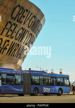 Public Service Bus stoppte in Cardiff Bay vor der Welt Klasse Wales Millennium Centre im Hintergrund Stockfoto