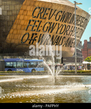 Wasserspiel mit Brunnen in Cardiff Bay mit der Welt Klasse Wales Millennium Centre im Hintergrund Stockfoto