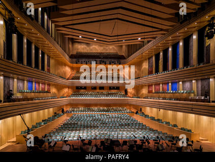 Das Auditorium in der Großen Halle vor dem Konzert starten. Der Palast der Kunst (MUPA) ist die beliebteste Music Hall und kulturelle Zentrum in Budapest, Stockfoto