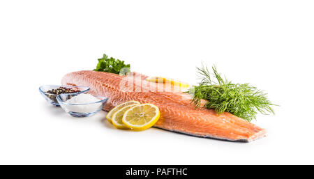 Rohes Lachsfilet mit Dill Zitronensaft Salz und Pfeffer auf weißem Hintergrund. Stockfoto