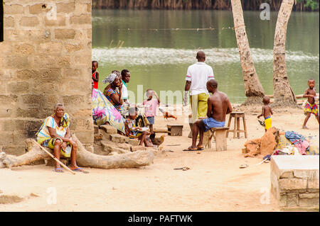 - PORTO NOVO, BENIN - Mar 9, 2012: Unbekannter beninischen Volk auf dem lokalen Markt. Kinder von Benin Leiden der Armut aufgrund der schwierigen wirtschaftlichen s Stockfoto