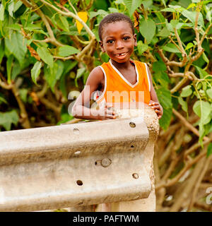 - PORTO NOVO, BENIN - Mar 9, 2012: Unbekannter Beninischen kleines Mädchen Porträt. Kinder von Benin Leiden der Armut aufgrund der schwierigen wirtschaftlichen Situati Stockfoto